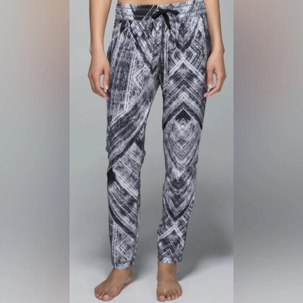 RARE Lululemon Namaskar Pant II Size 6 Black White Print Yoga Jogger Athleisure
